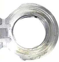 Medal - Solução de danos em bombas: Ranuras en placas de presión - Ranuras de forma circular en la cara de la placa de presión.